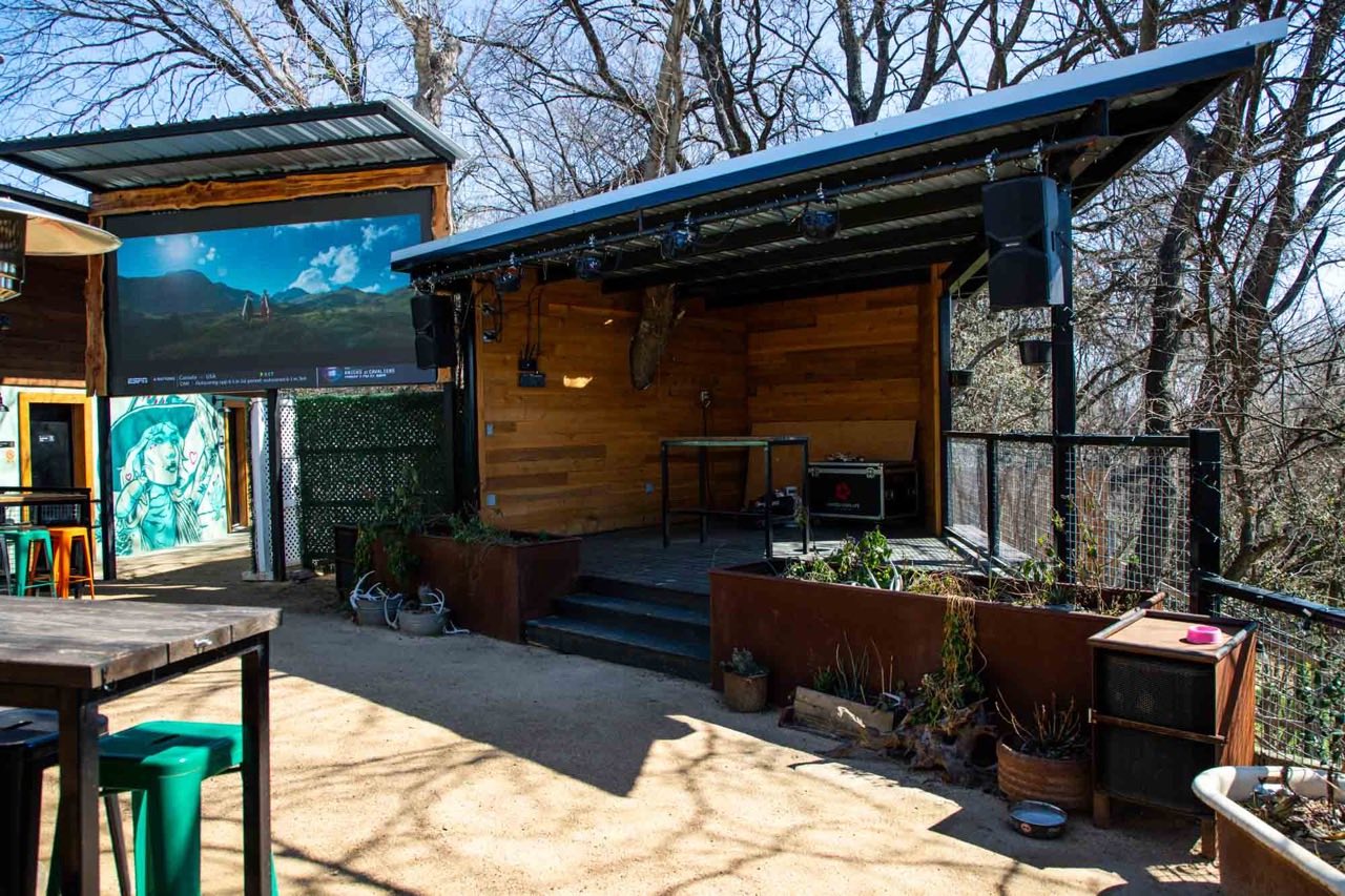 Dainty Dillo outdoor stage and projector screen