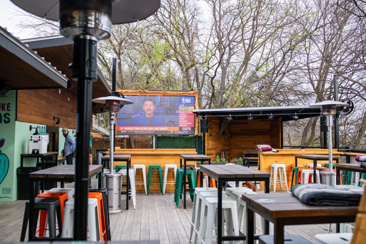 Dainty Dillo Upper Patio & LED Screen